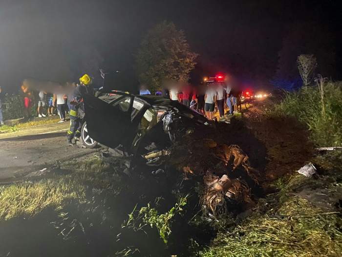 Accident grav în Suceava. Un adolescent a murit, iar alți trei se află în stare criticată, după ce mașina lor s-a oprit într-un șanț!