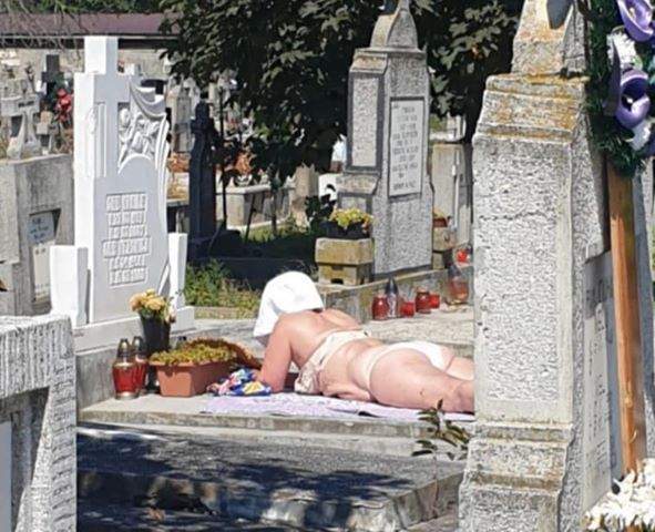 O femeie din Alba Iulia a căpătat bronzul perfect, după ce a renunțat la haine în cimitirul din oraș. S-a așezat direct pe morminte / FOTO