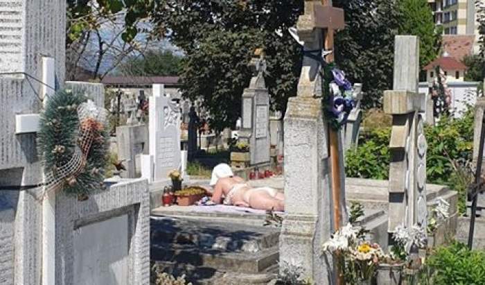 O femeie din Alba Iulia a căpătat bronzul perfect, după ce a renunțat la haine în cimitirul din oraș. S-a așezat direct pe morminte / FOTO