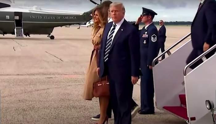 Moment jenant între Donald şi Melania Trump. Ce gest a făcut prima doamnă, în aeroport / VIDEO
