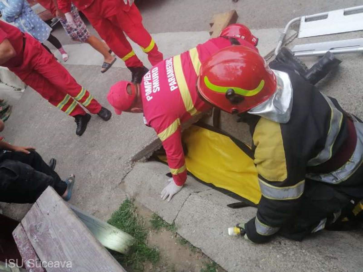 Un copil a rămas blocat într-un canal de scurgere, la Drăgușeni! Băiețelul, scos cu ajutorul pompierilor militari! / VIDEO