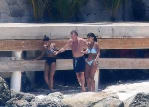 Julio Iglesias abia mai poate merge! A fost dus pe brațe până la plajă / FOTO