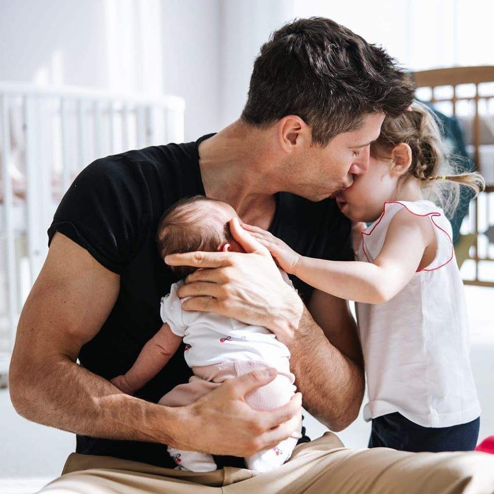 Robert Lewandowski, starul lui Bayern, are o soţie superbă şi două fetiţe. Cum arată familia lui / GALERIE FOTO