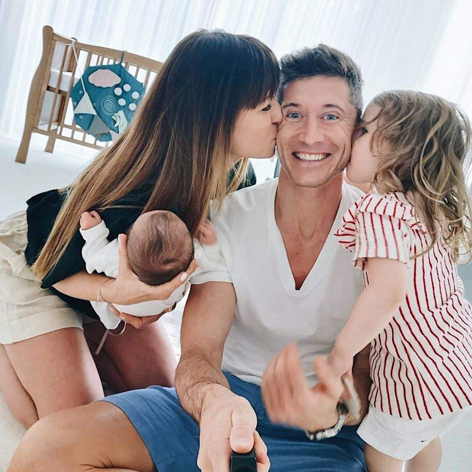 Robert Lewandowski, starul lui Bayern, are o soţie superbă şi două fetiţe. Cum arată familia lui / GALERIE FOTO