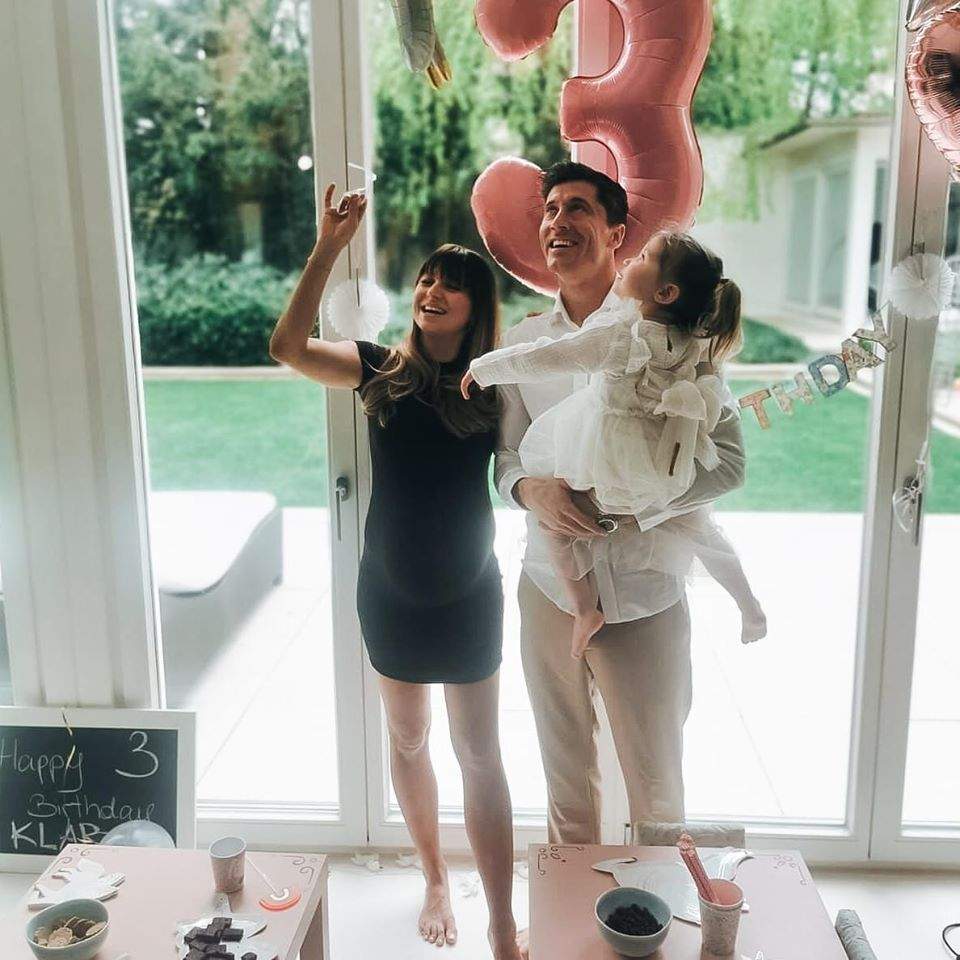 Robert Lewandowski, starul lui Bayern, are o soţie superbă şi două fetiţe. Cum arată familia lui / GALERIE FOTO