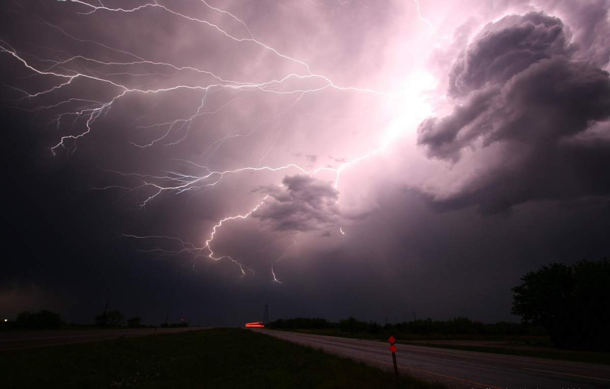 Cod roșu de furtuni violente, în zona de est a țării! Avertismentul meteorologilor pentru populație