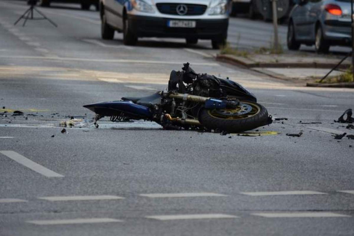 Un motociclist fără permis a intrat într-un gard şi apoi într-un contor de gaze. Ce s-a întâmplat cu bărbatul