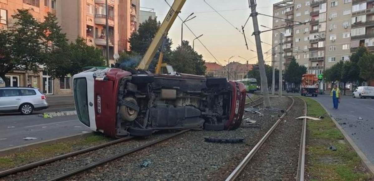 Accident cumplit în Arad! Un bărbat a murit pe loc, iar un altul a fost rănit grav! Microbuzul în care se aflau a intrat într-un stâlp