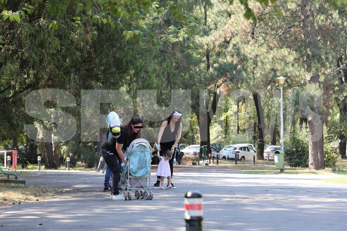 Raluca Macovei, o mamă ocupată! Ajutată de bonele filipineze, și-a scos gemenii la „școala din parc”. Imagini din timpul... lecției! / PAPARAZZI