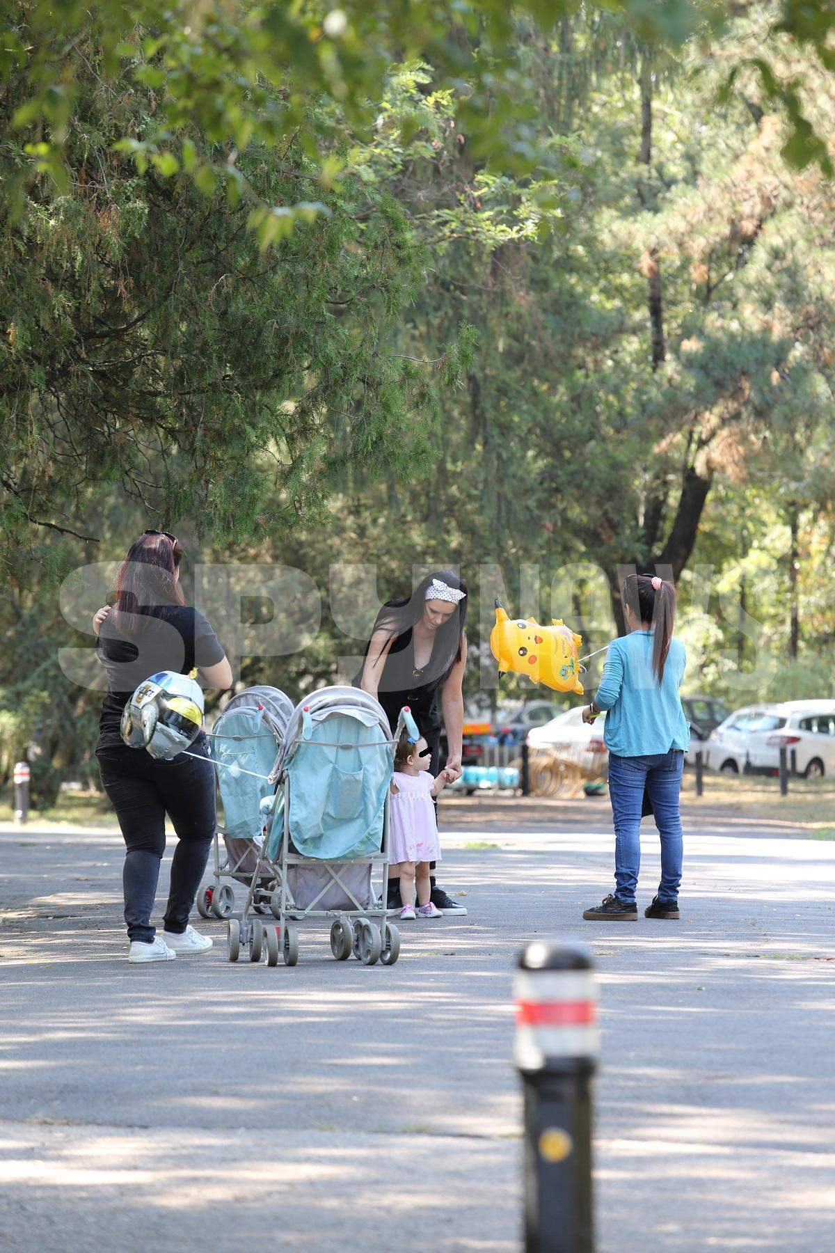 Raluca Macovei, o mamă ocupată! Ajutată de bonele filipineze, și-a scos gemenii la „școala din parc”. Imagini din timpul... lecției! / PAPARAZZI