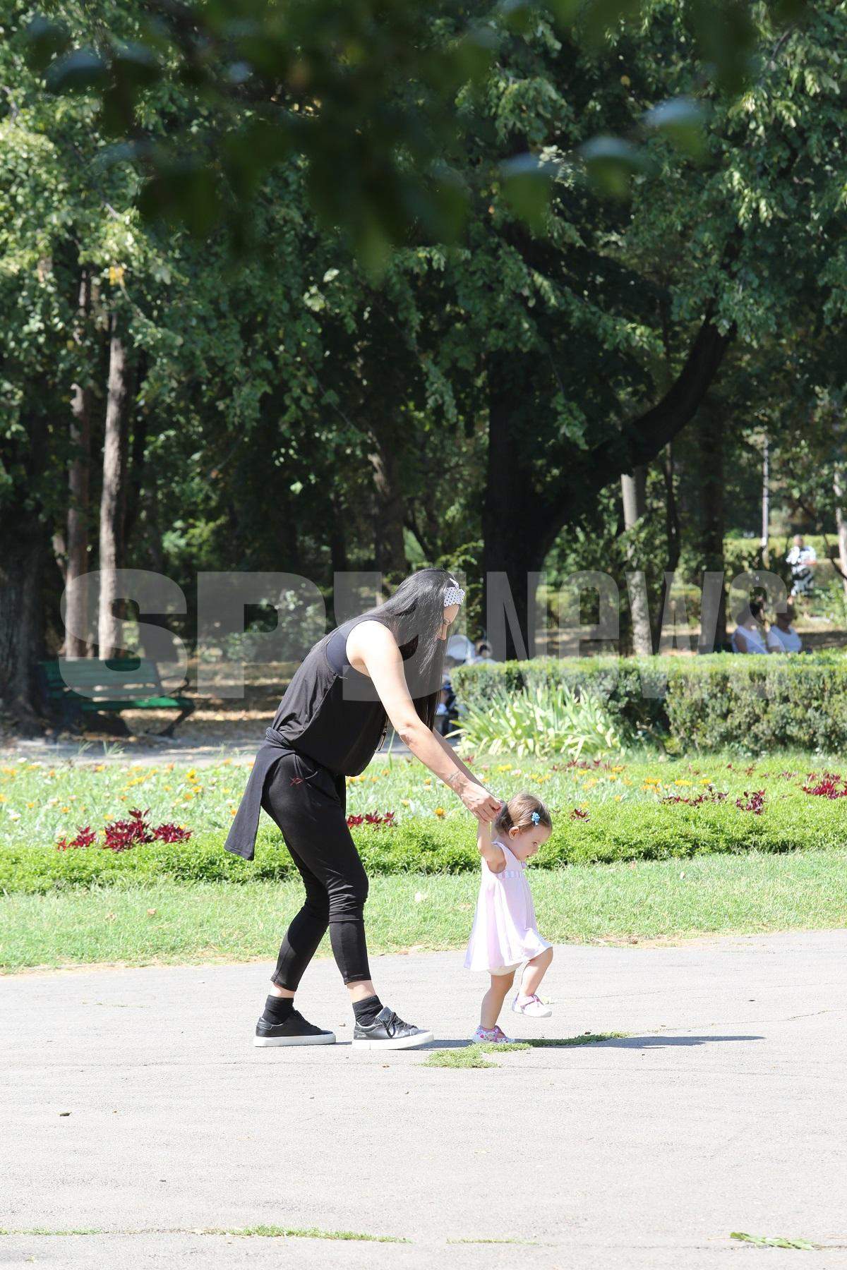 Raluca Macovei, o mamă ocupată! Ajutată de bonele filipineze, și-a scos gemenii la „școala din parc”. Imagini din timpul... lecției! / PAPARAZZI