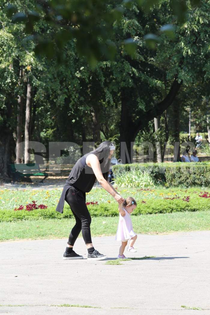 Raluca Macovei, o mamă ocupată! Ajutată de bonele filipineze, și-a scos gemenii la „școala din parc”. Imagini din timpul... lecției! / PAPARAZZI