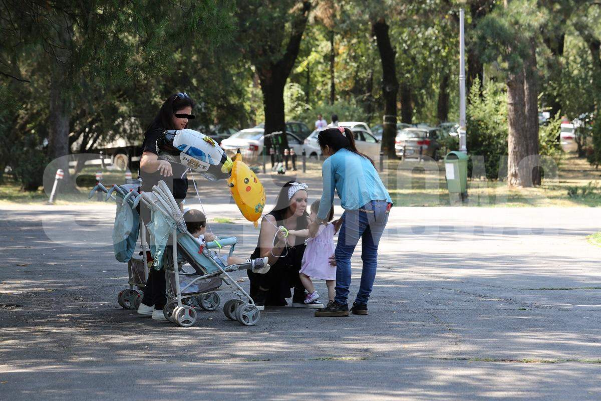 Raluca Macovei, o mamă ocupată! Ajutată de bonele filipineze, și-a scos gemenii la „școala din parc”. Imagini din timpul... lecției! / PAPARAZZI