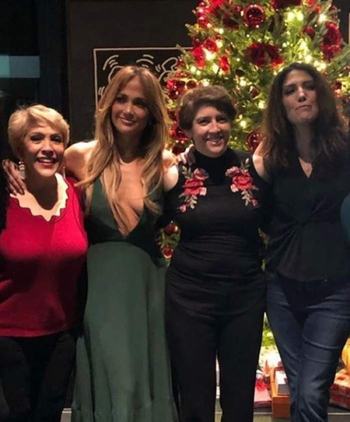 Imagini rare cu familia lui Jenifer Lopez! Cum arată mama și surorile vedetei. Asemănarea este izbitoare / FOTO