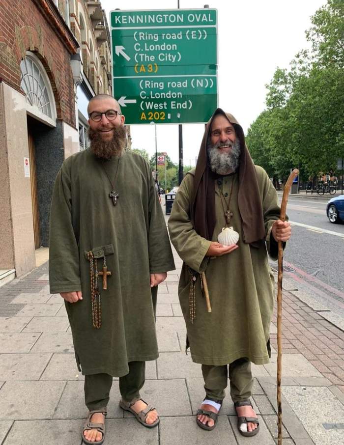 Doi călugări străbat lumea pe jos, pentru a răspândi “mesaje de speranţă”. Nu au bani, ţin post negru şi beau doar apă / GALERIE FOTO