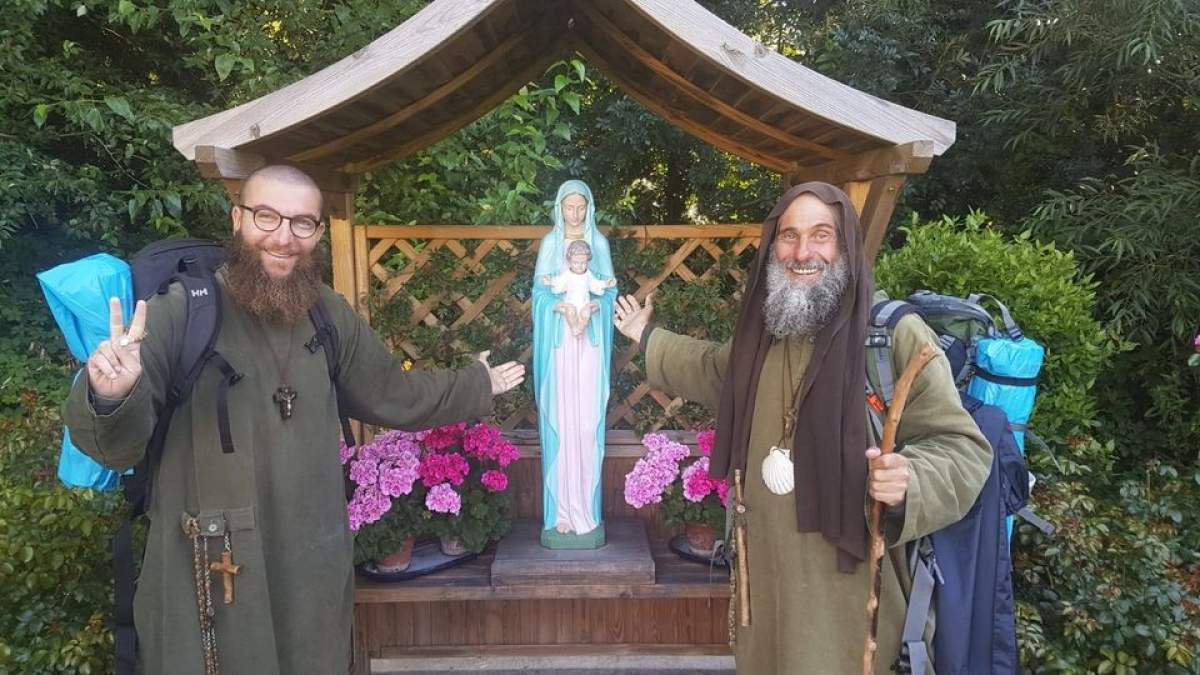 Doi călugări străbat lumea pe jos, pentru a răspândi “mesaje de speranţă”. Nu au bani, ţin post negru şi beau doar apă / GALERIE FOTO