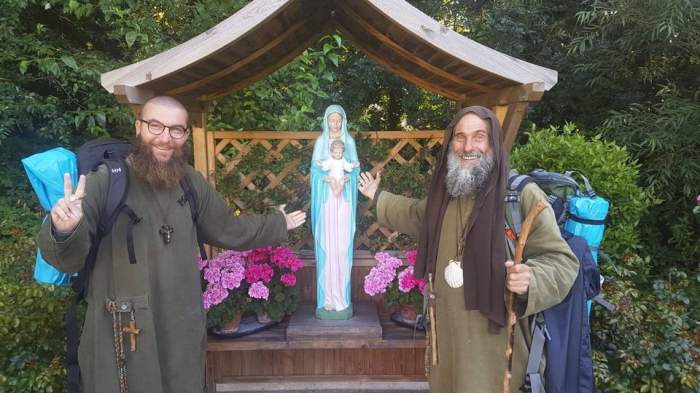 Doi călugări străbat lumea pe jos, pentru a răspândi “mesaje de speranţă”. Nu au bani, ţin post negru şi beau doar apă / GALERIE FOTO