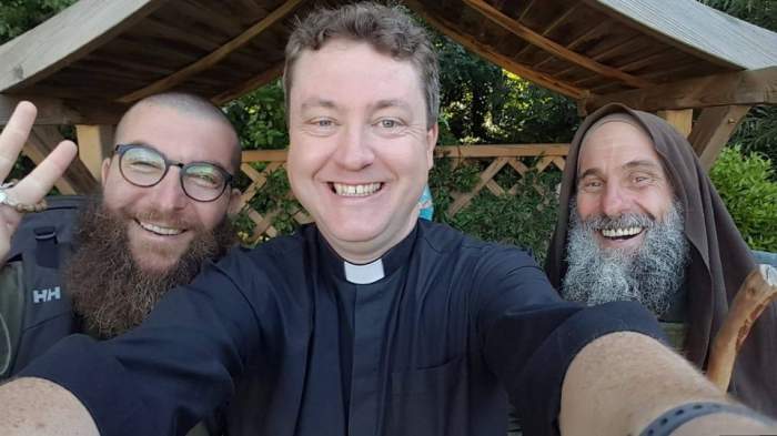 Doi călugări străbat lumea pe jos, pentru a răspândi “mesaje de speranţă”. Nu au bani, ţin post negru şi beau doar apă / GALERIE FOTO