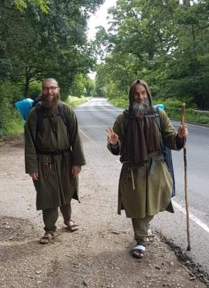 Doi călugări străbat lumea pe jos, pentru a răspândi “mesaje de speranţă”. Nu au bani, ţin post negru şi beau doar apă / GALERIE FOTO
