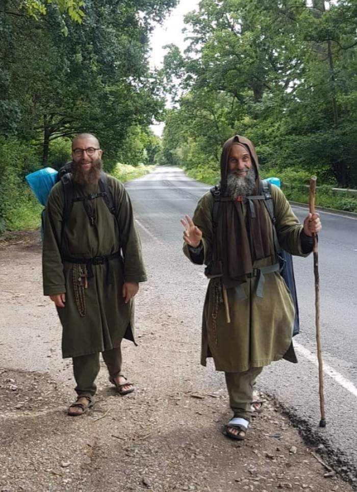 Doi călugări străbat lumea pe jos, pentru a răspândi “mesaje de speranţă”. Nu au bani, ţin post negru şi beau doar apă / GALERIE FOTO