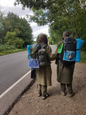 Doi călugări străbat lumea pe jos, pentru a răspândi “mesaje de speranţă”. Nu au bani, ţin post negru şi beau doar apă / GALERIE FOTO