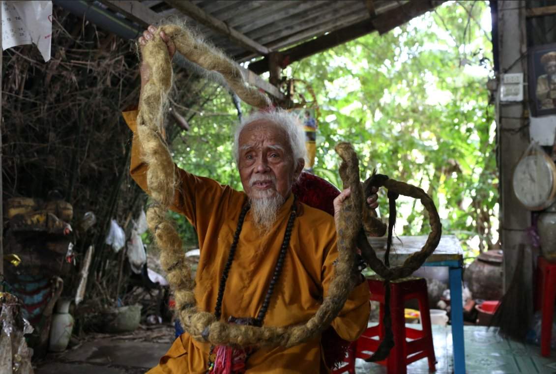 Obicei neobișnuit pentru un bărbat din Vietnam! Bătrânul are un păr de peste cinci metri: „Dacă mă tund, voi muri” / FOTO