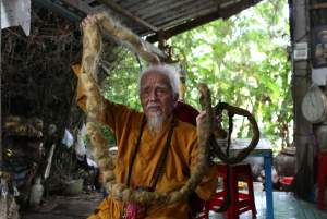 Obicei neobișnuit pentru un bărbat din Vietnam! Bătrânul are un păr de peste cinci metri: „Dacă mă tund, voi muri” / FOTO