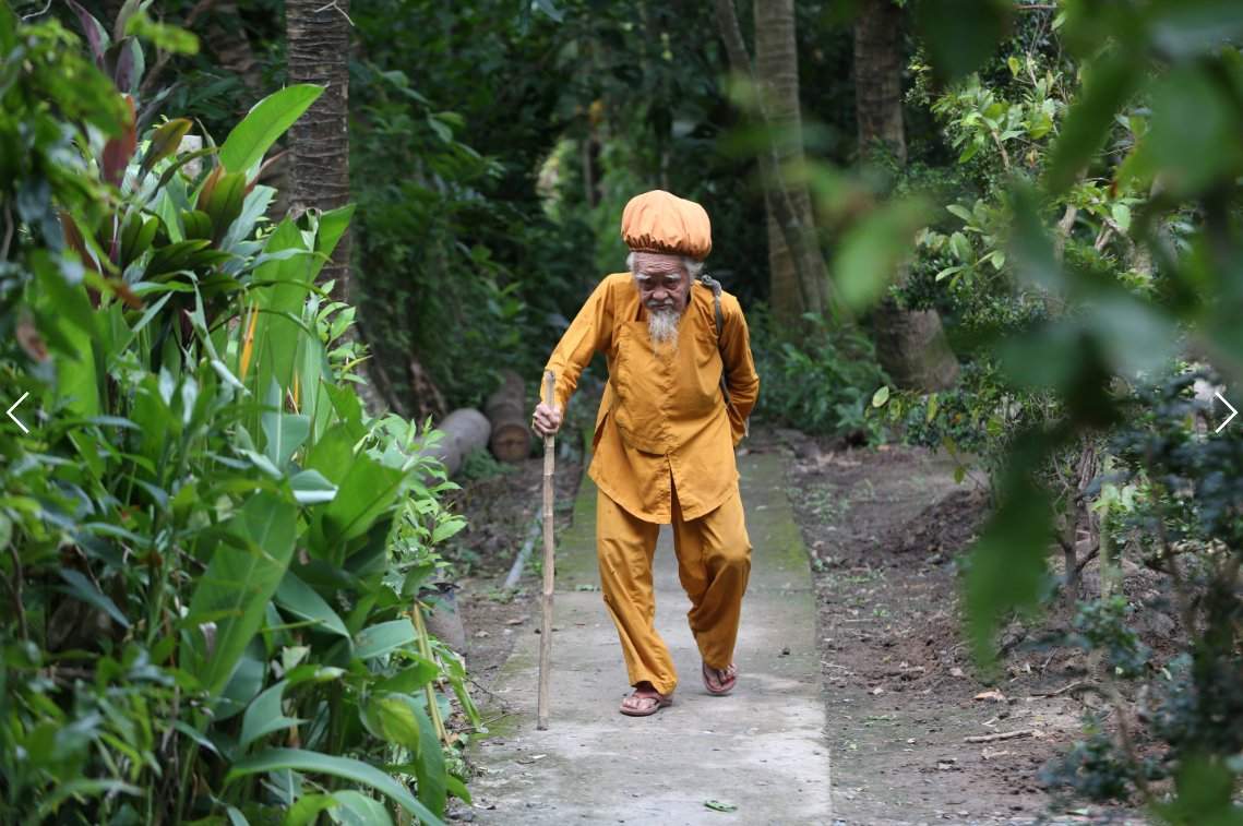 Obicei neobișnuit pentru un bărbat din Vietnam! Bătrânul are un păr de peste cinci metri: „Dacă mă tund, voi muri” / FOTO