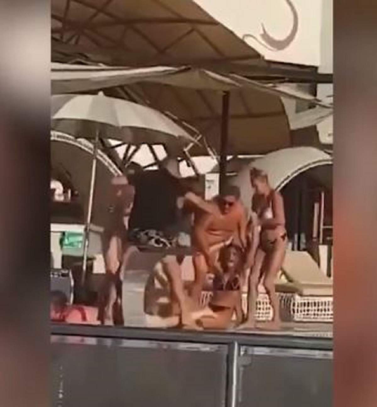 Bătaie cruntă între două tinere, la o piscină din Capitală! S-au lovit cu pumnii și picioarele până a venit Poliția / FOTO