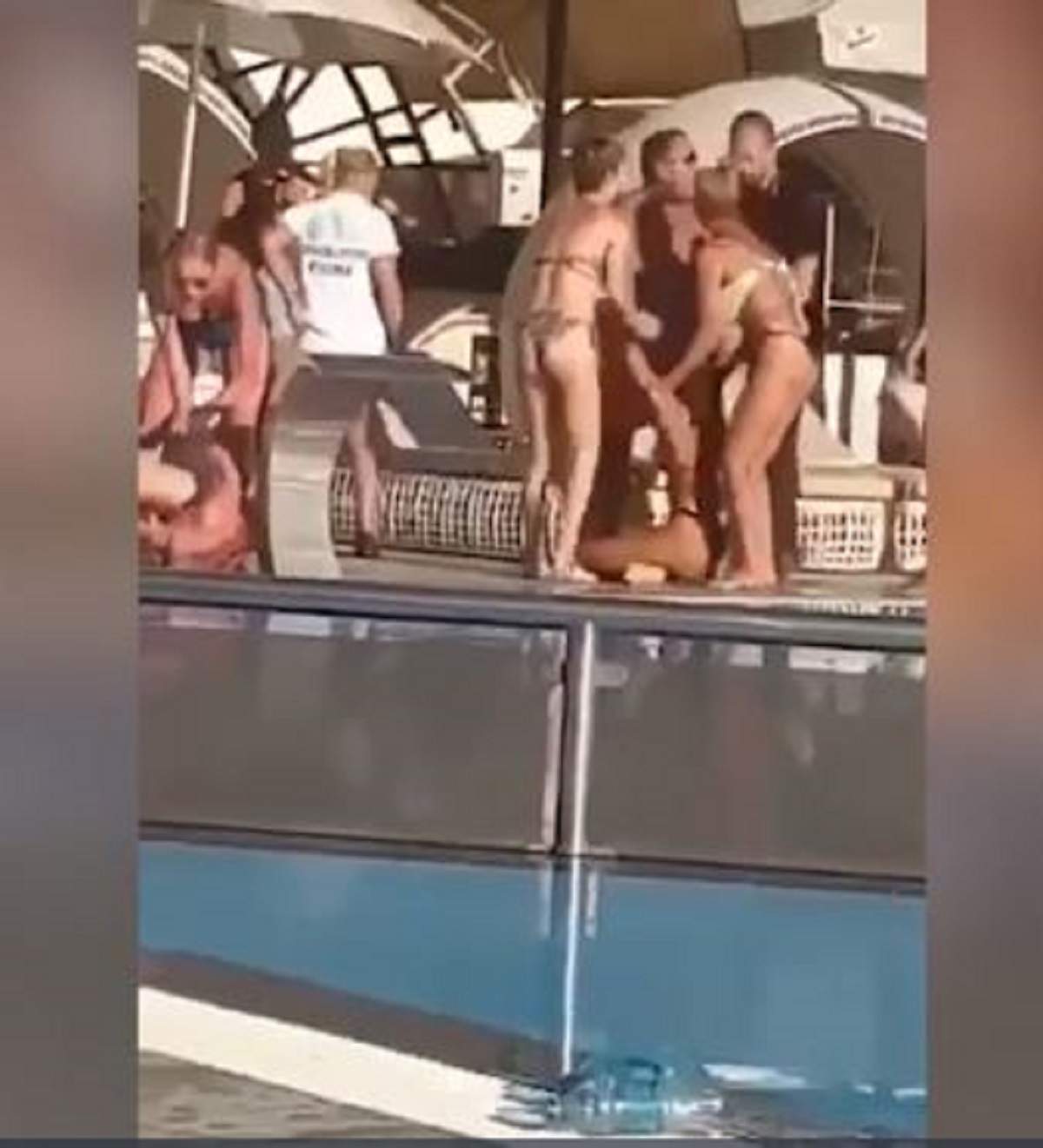 Bătaie cruntă între două tinere, la o piscină din Capitală! S-au lovit cu pumnii și picioarele până a venit Poliția / FOTO