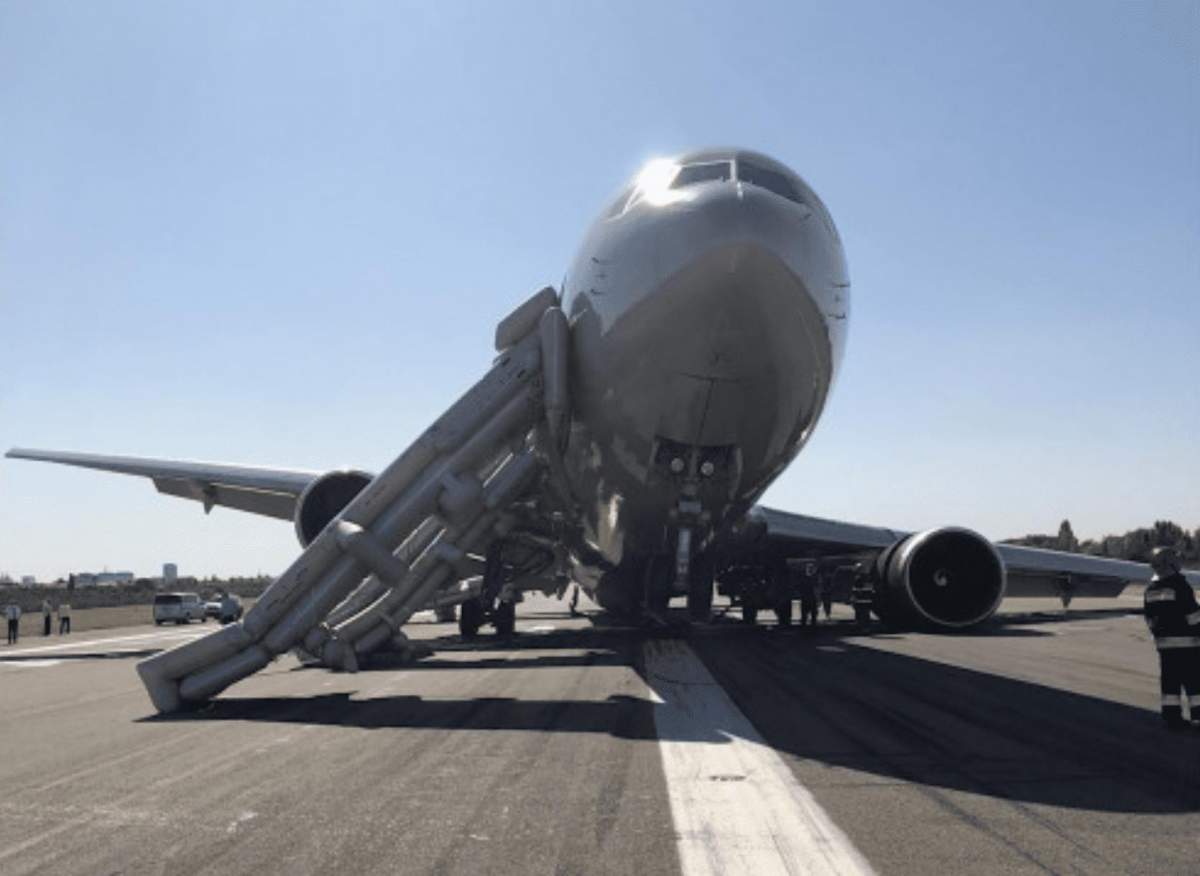 Incident aviatic pe aeroportul Băneasa! Un Boeing al Omni Air a suferit o defecţiune gravă. De unde venea și cine se afla la bord / FOTO