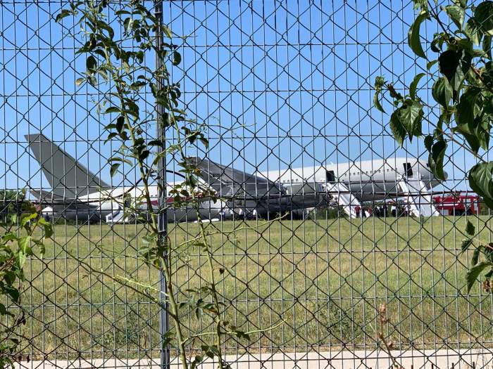 Incident aviatic pe aeroportul Băneasa! Un Boeing al Omni Air a suferit o defecţiune gravă. De unde venea și cine se afla la bord / FOTO