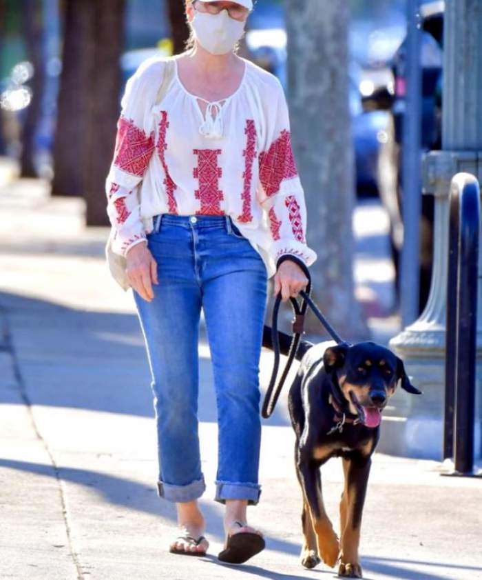 Meryl Streep, surprinsă pe străzile din California purtând o ie cu modele românești / FOTO