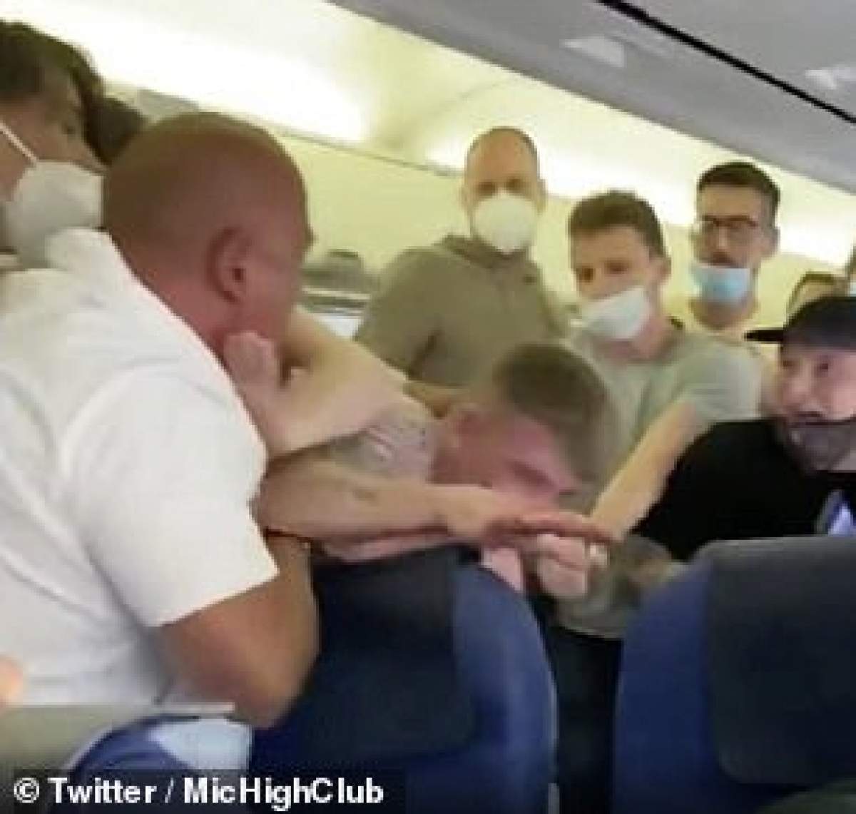 Scene incredibile într-un avion! Pasagerii s-au luat la bătaie, din cauza măștii de protecție / VIDEO