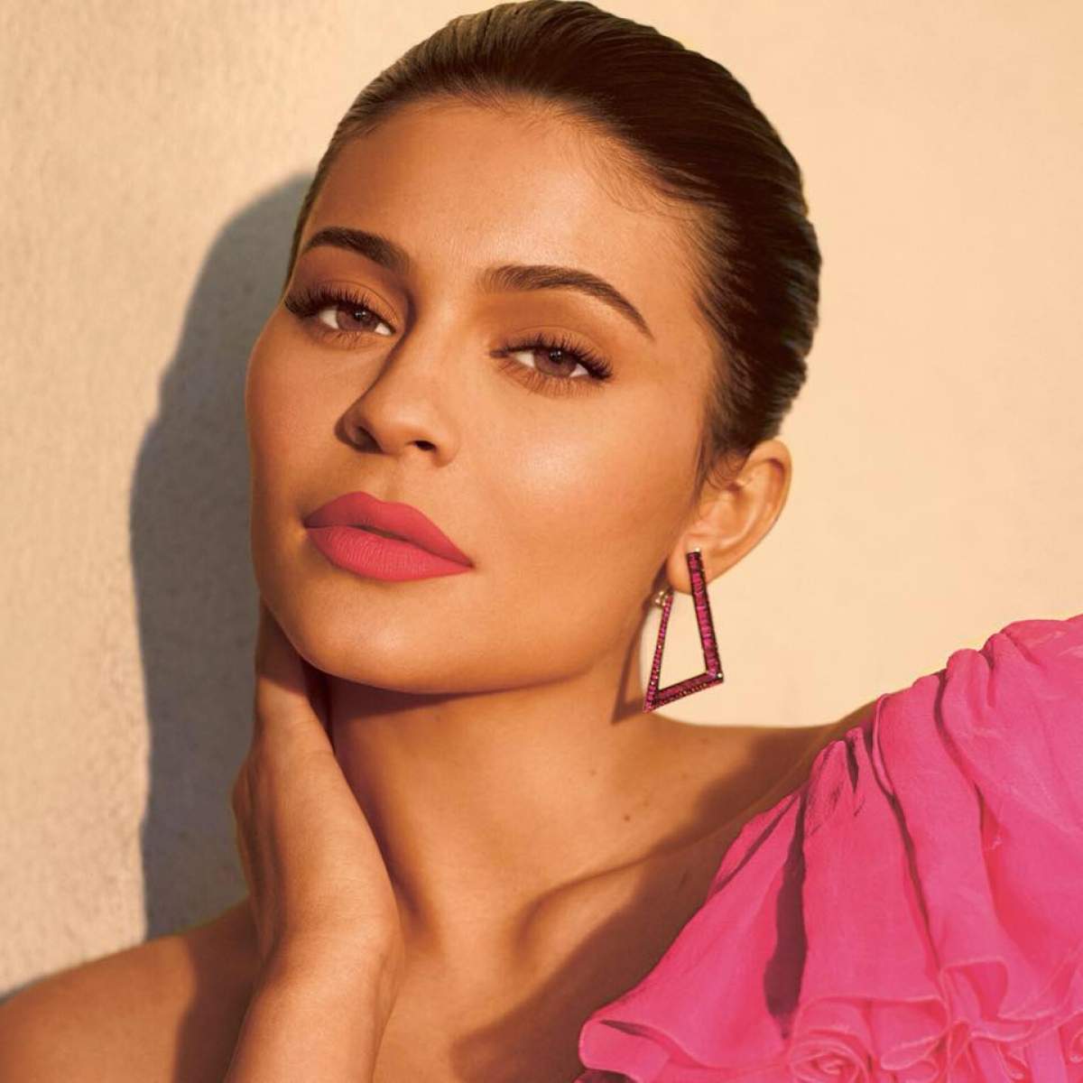 Kylie Jenner nu respectă măsurile de protecţie pentru stoparea coronavirusui. Greşeala a fost taxată de fani: “Pandemia nu e adevărată pentru oamenii bogaţi” / GALERIE FOTO
