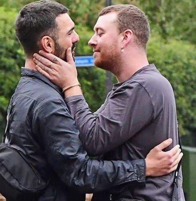 Sam Smith nu se mai ascunde! Celebrul artist a fost surprins în timp ce