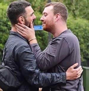 Sam Smith nu se mai ascunde! Celebrul artist a fost surprins în timp ce își săruta cu foc noul iubit / FOTO