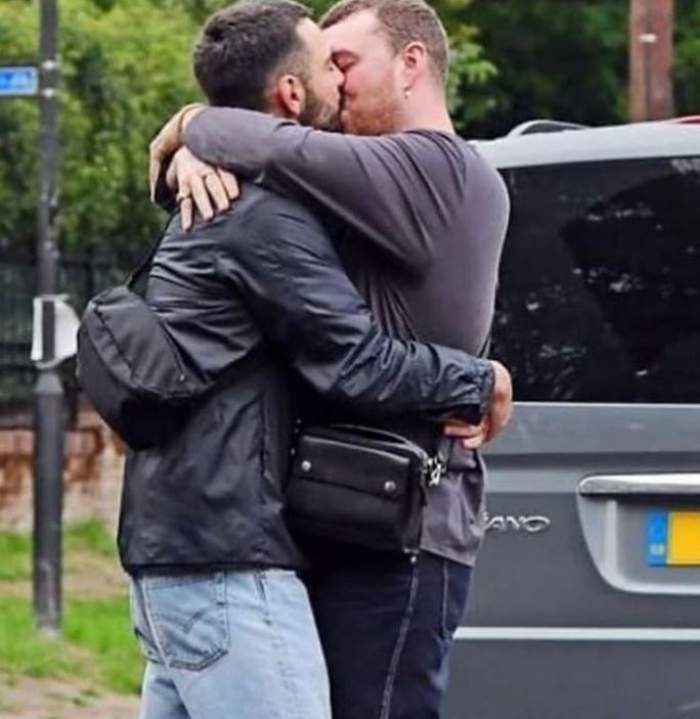 Sam Smith nu se mai ascunde! Celebrul artist a fost surprins în timp ce își săruta cu foc noul iubit / FOTO