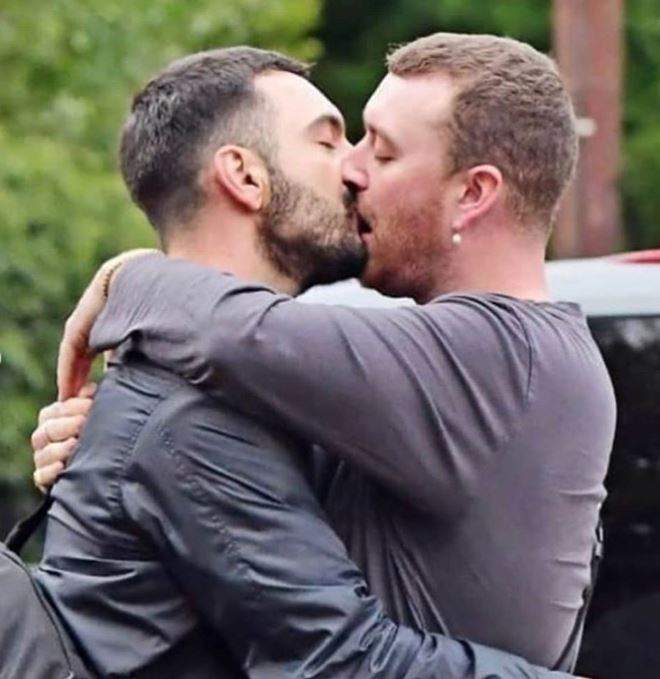 Sam Smith nu se mai ascunde! Celebrul artist a fost surprins în timp ce își săruta cu foc noul iubit / FOTO