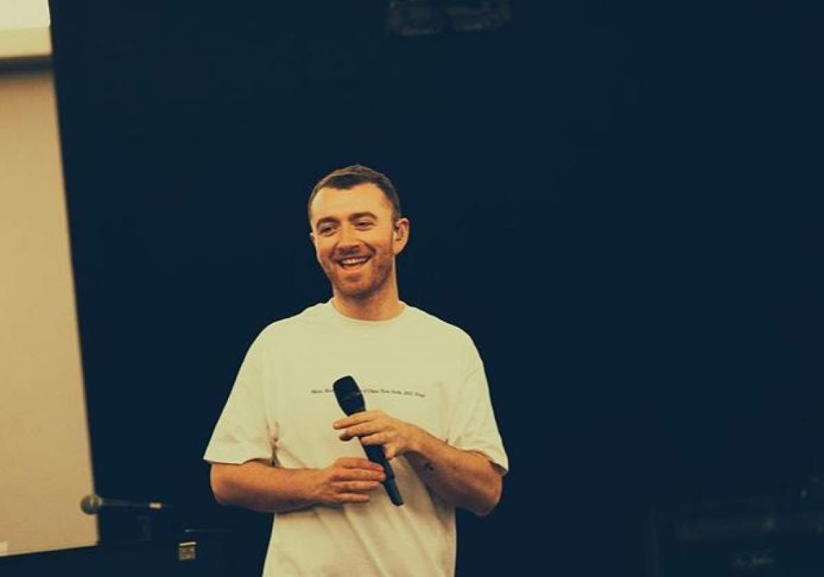 Sam Smith nu se mai ascunde! Celebrul artist a fost surprins în timp ce își săruta cu foc noul iubit / FOTO