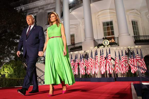 Melania Trump a devenit subiect de glume, după ce a făcut o gafă vestimentară! Cum a putut o rochie să o facă de râs pe Prima Doamnă / FOTO