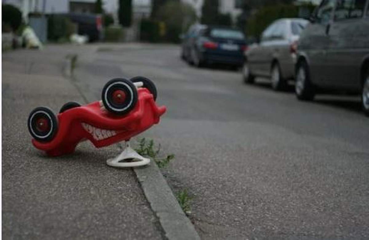 Fetiță de 1 an, izbită de un autoturism în mers, după ce a căzut din mașina în care se afla! Micuța este internată cu răni grave