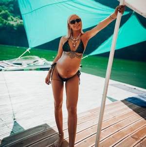 Alina Ceușan, cea mai sexy graviduță! Cum arată vedeta într-un costum de baie minuscul, cu câteva zile înainte să nască / FOTO