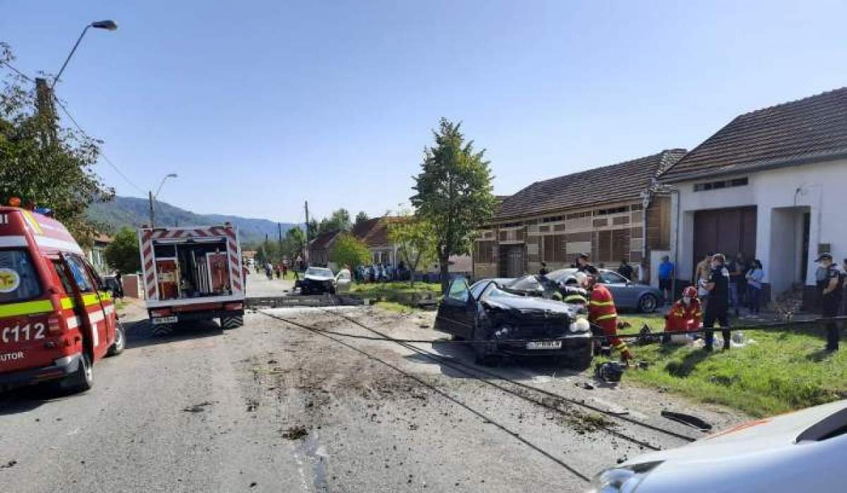 Accident rutier grav în Caraș-Severin! Două persoane au murit, după ce un stâlp a căzut peste mașina lor!
