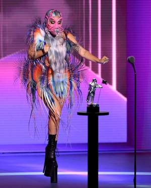 Lady Gaga s-a protejat de COVID-19, la MTV Video Music Awards! Măștile extravagante cu care a făcut impresie / FOTO
