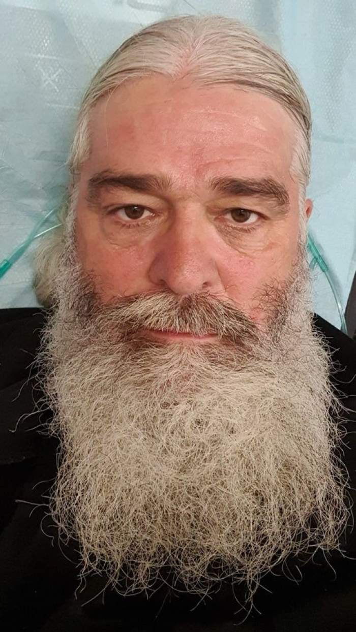 Părintele Calistrat s-a fotografiat pe patul de spital, fiind suspect de coronavirus