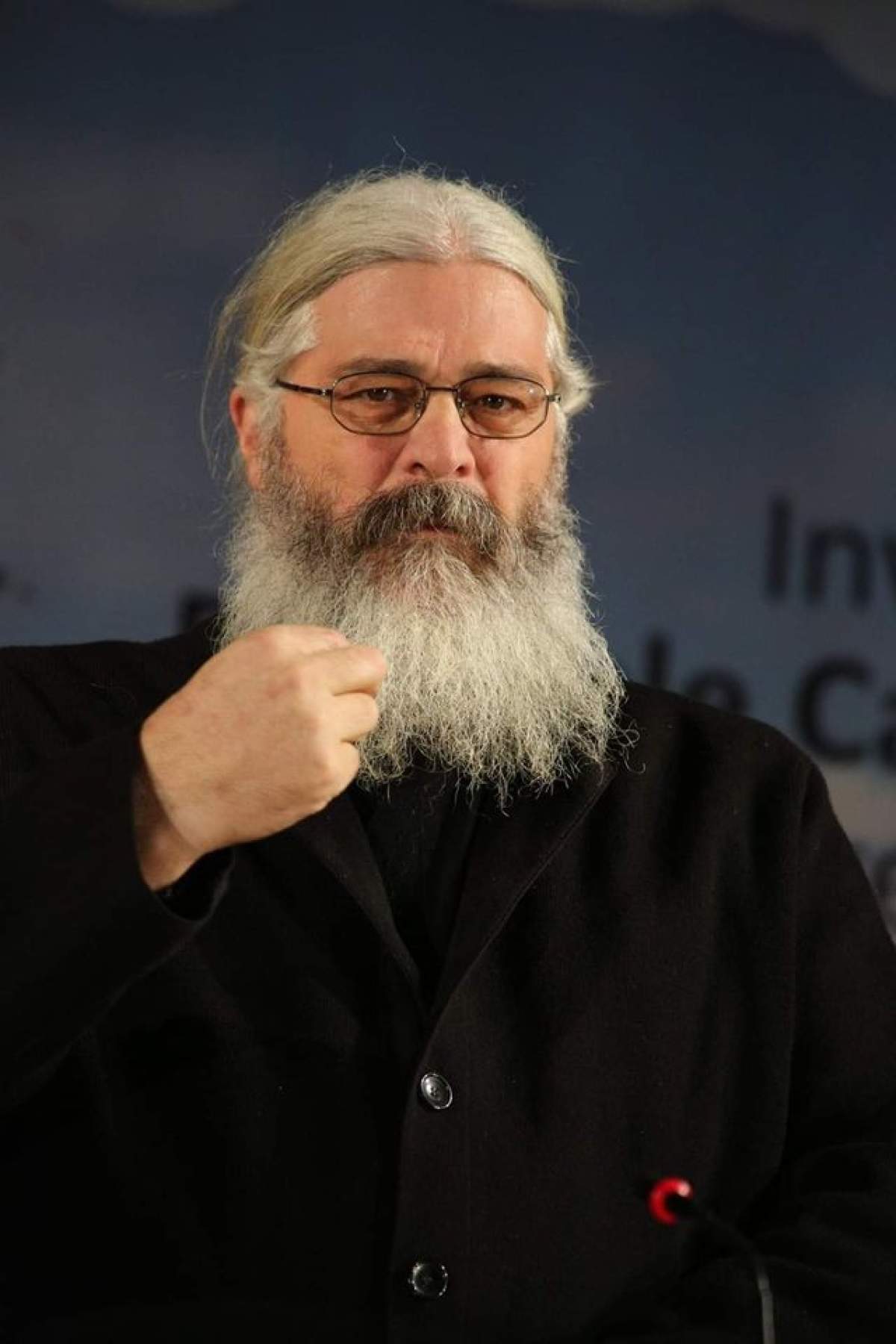Părintele Clistrat din Iași, surprins în timp ce susține un discurs Părintele Calistrat susține un discurs