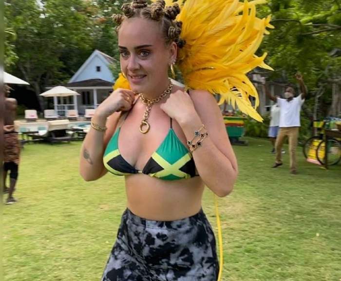 Adele a îmbrăcat o ținută specific jamaicană, asortată cu o coafiră formată din noduri tradiționale, aducând un omagiu unu festival celebru