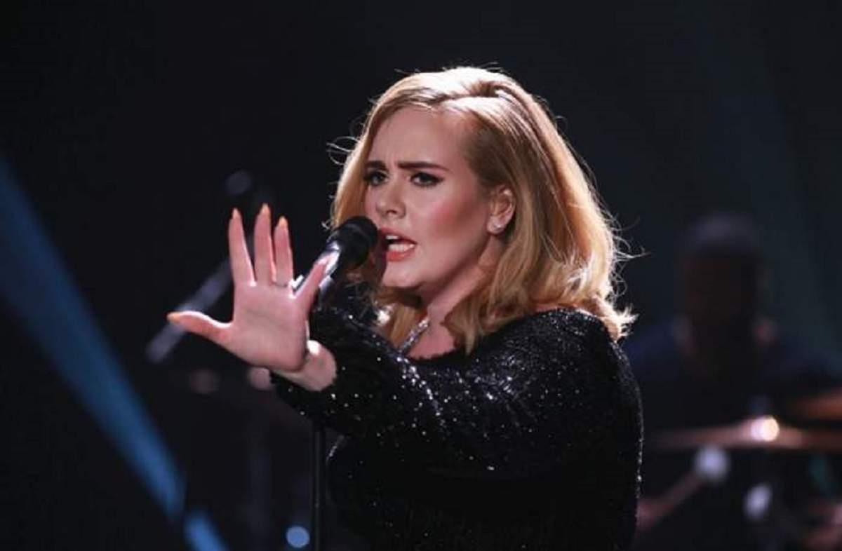 Adele se află în mijlocul unei reprezentații muzicale de mare amploare, fiind complet implicată în melodia pe care o cântă
