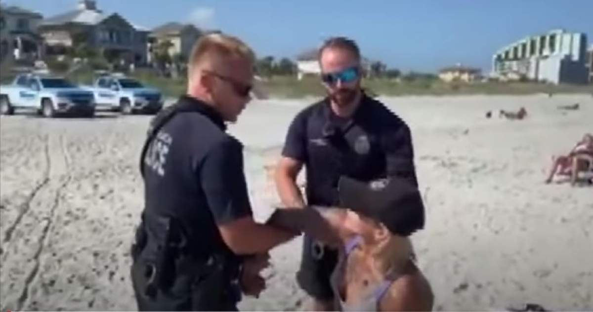 O femeie din SUA a fost arestată pe plaja din cauza costumului de baie pe care îl purta! Cum arată bikini-ul care a ofensat turiștii / VIDEO